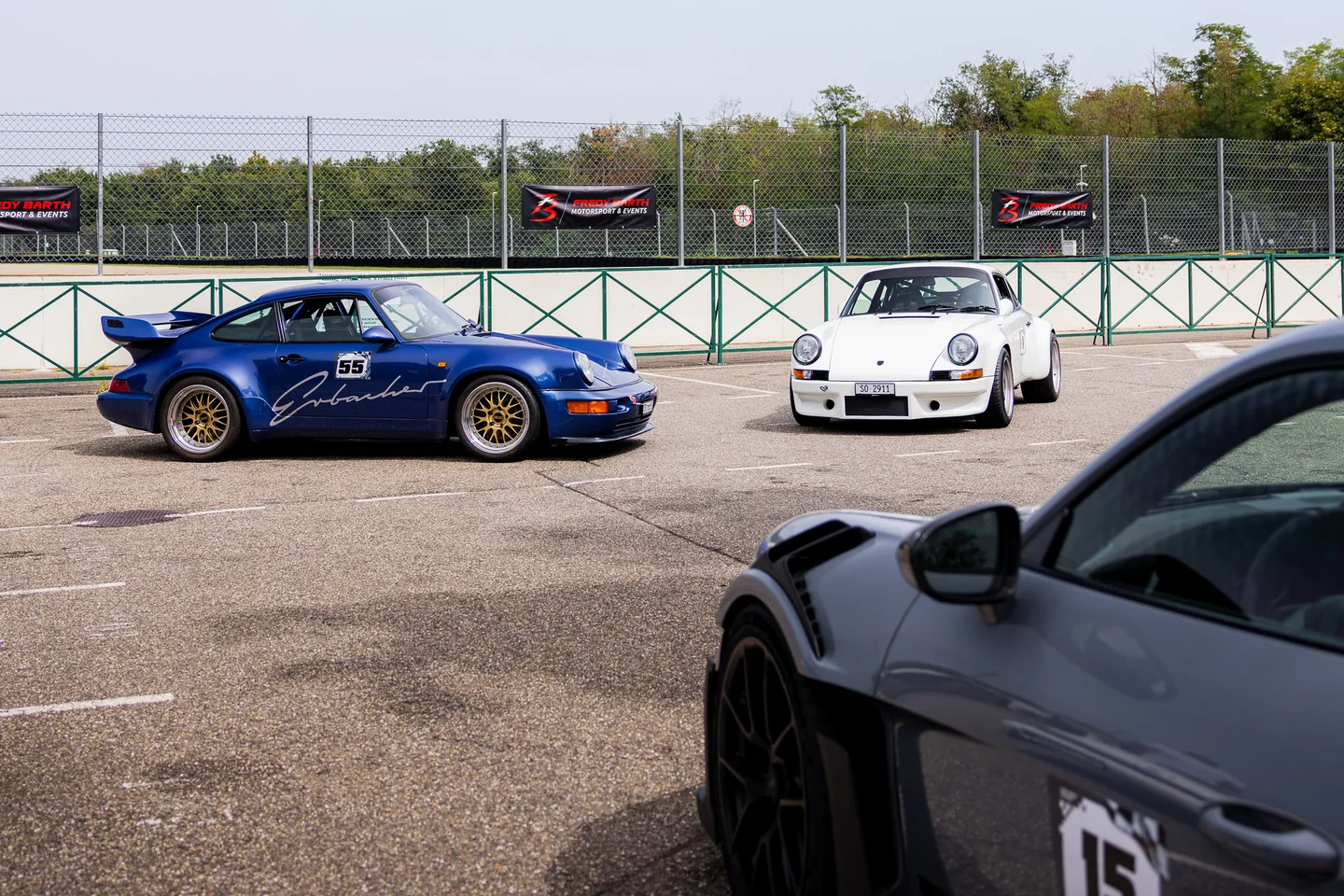 Blaues und weisses Fahrzeug im Fahrerlager des Erbacher & Friends Trackdays