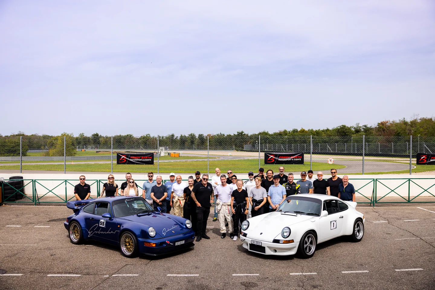 Teilnehmende mit Fahrzeugen beim Erbacher & Friends Trackday am Anneau du Rhin