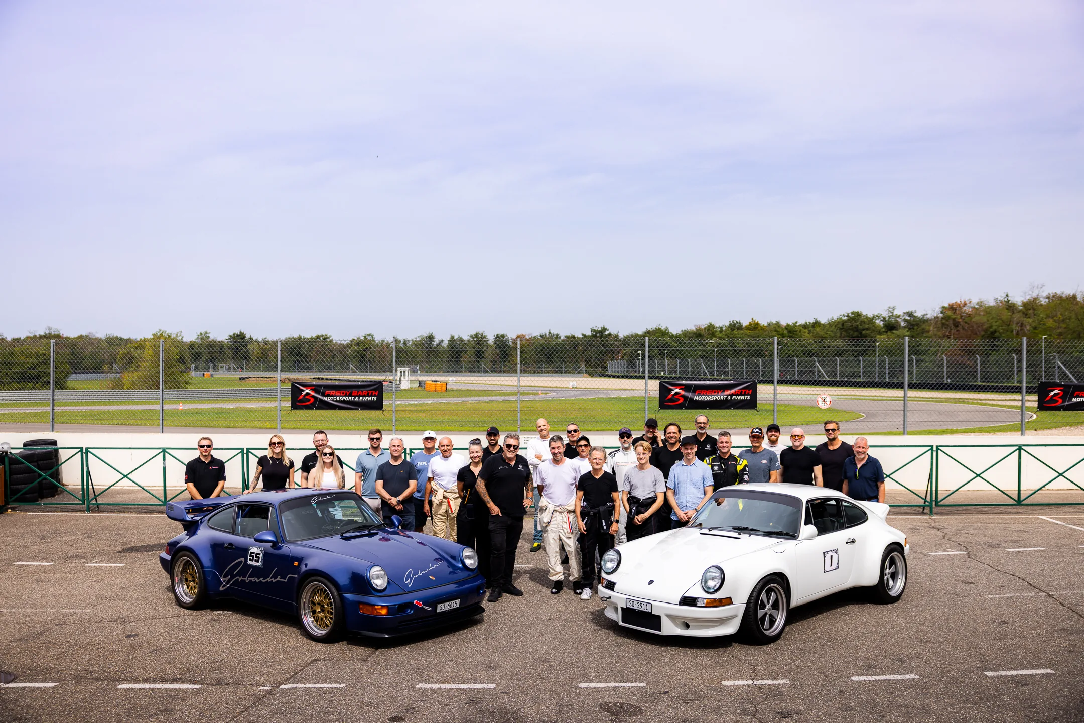 Teilnehmende mit Fahrzeugen beim Erbacher & Friends Trackday am Anneau du Rhin