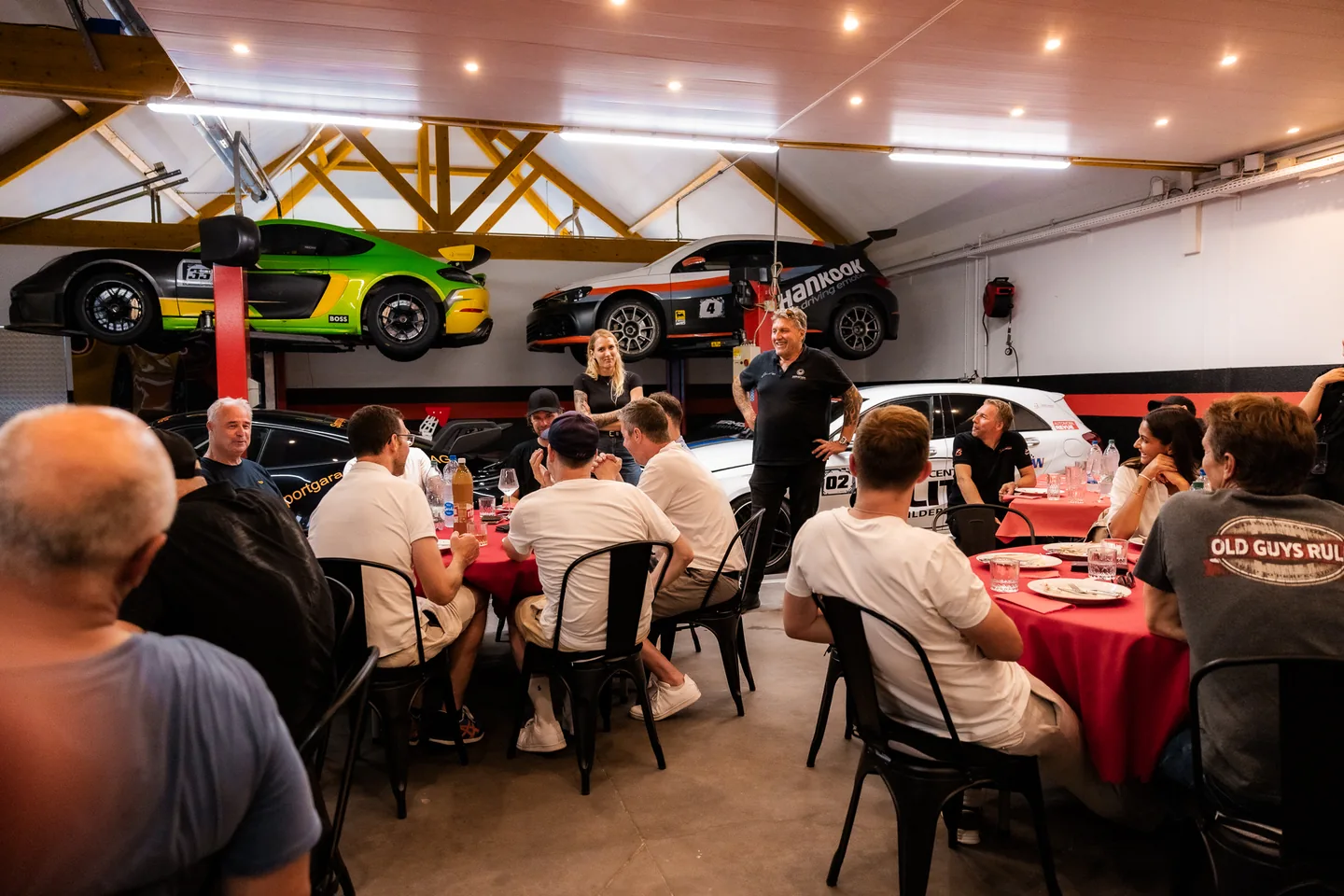 Gemeinsames Essen und Gespräche beim Erbacher & Friends Trackday